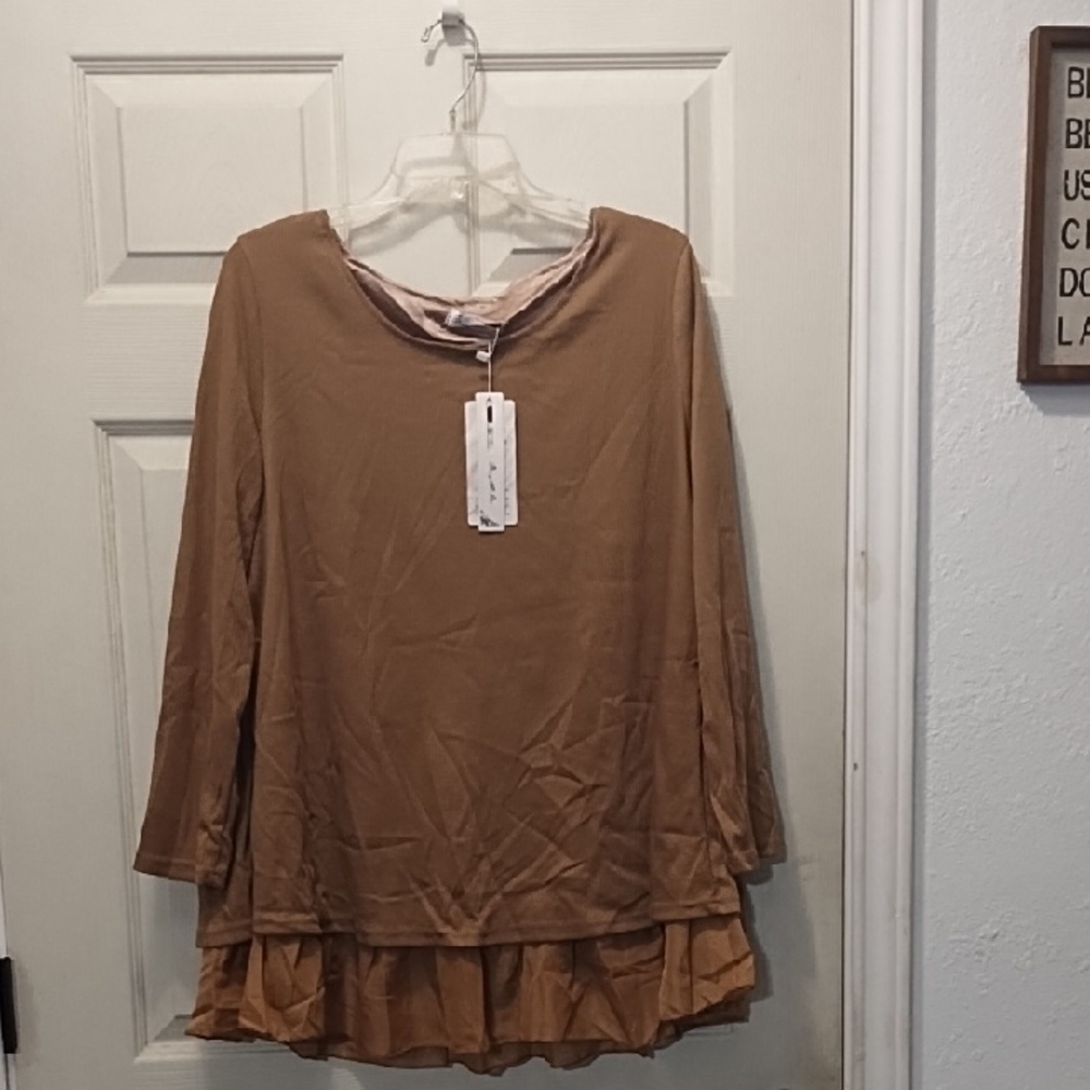 Xiang Ri Hui  Tan Layered Top Bows In Back